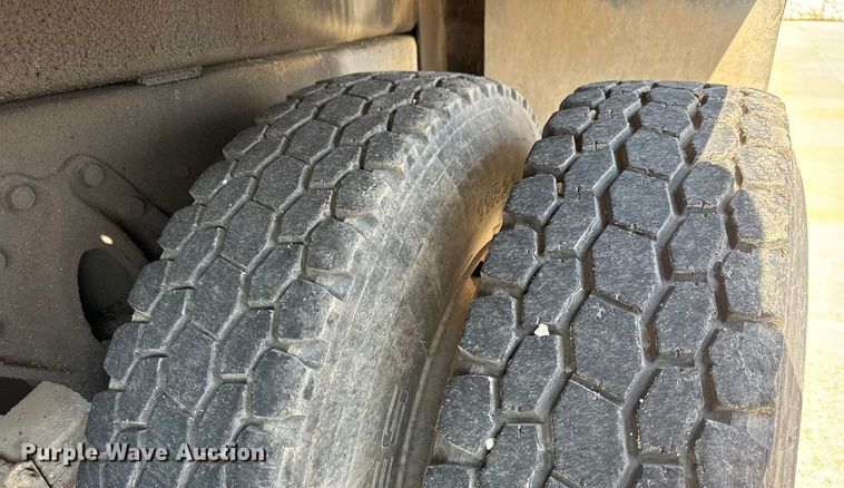 image for item EM8096 1995 International 4900 digger derrick truck