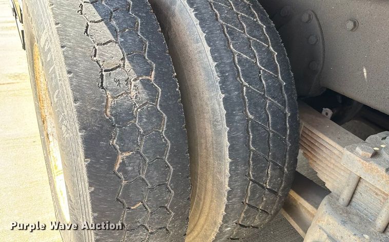 image for item EM8096 1995 International 4900 digger derrick truck