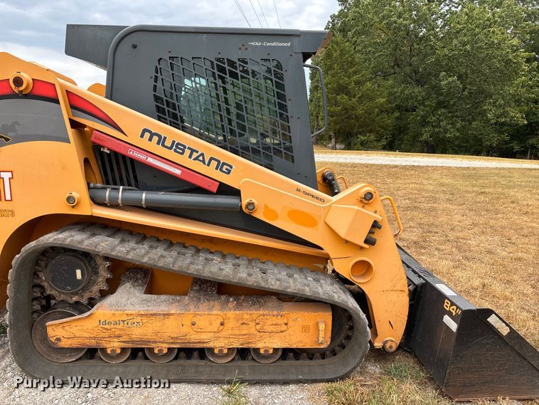 image for item EN5561 2016 Mustang 2500RT tracked skid steer loader