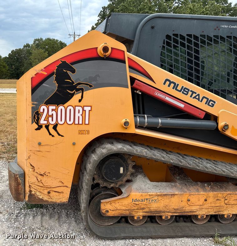 image for item EN5561 2016 Mustang 2500RT tracked skid steer loader
