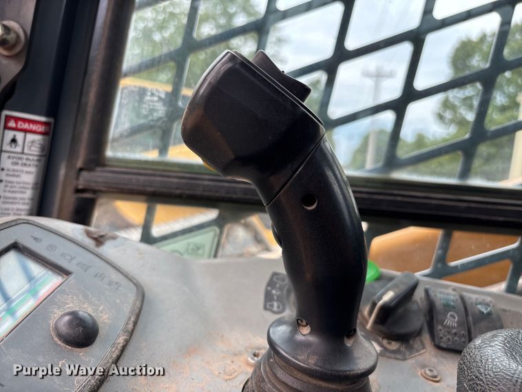 image for item EN5561 2016 Mustang 2500RT tracked skid steer loader