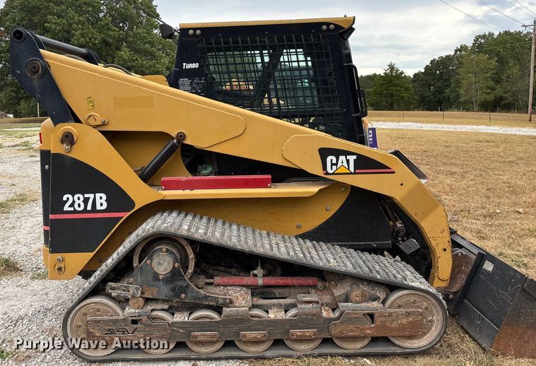 image for item EN5562 2005 Caterpillar 287B tracked skid steer loader