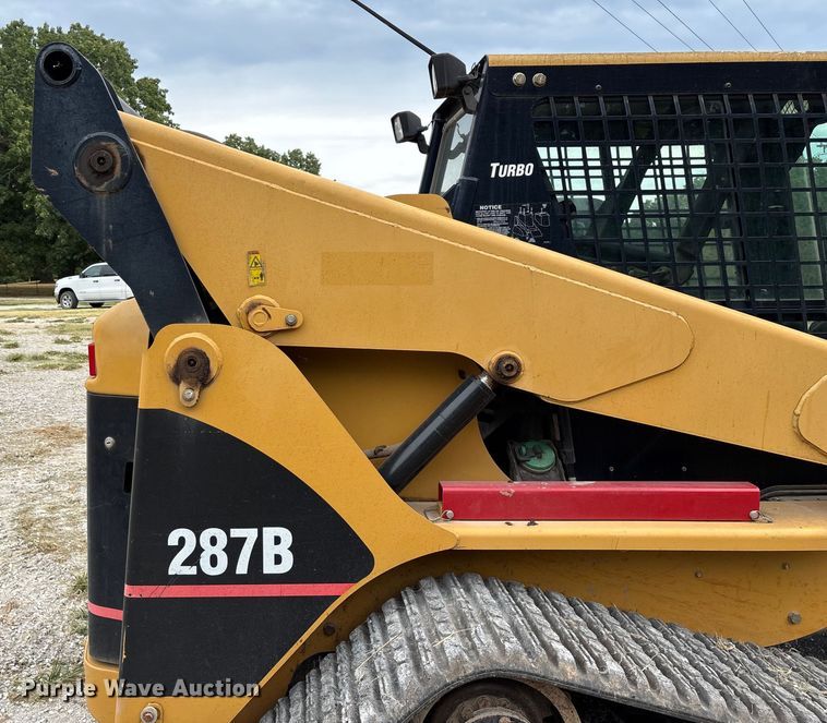 image for item EN5562 2005 Caterpillar 287B tracked skid steer loader