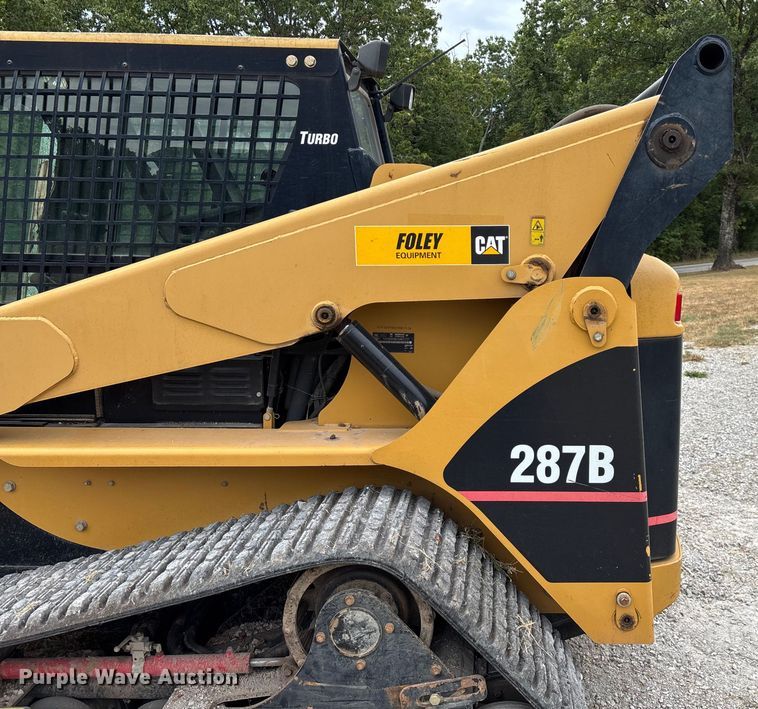 image for item EN5562 2005 Caterpillar 287B tracked skid steer loader