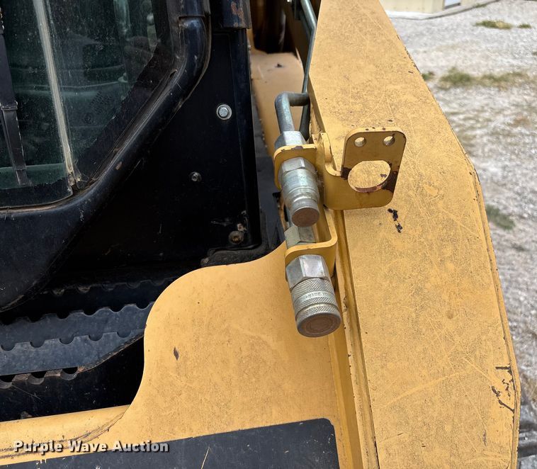 image for item EN5562 2005 Caterpillar 287B tracked skid steer loader