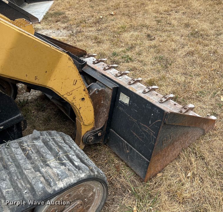 image for item EN5562 2005 Caterpillar 287B tracked skid steer loader