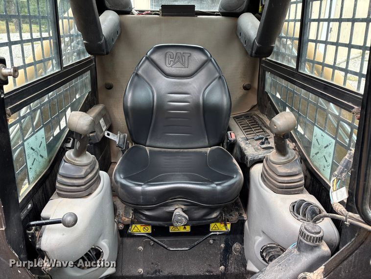 image for item EN5562 2005 Caterpillar 287B tracked skid steer loader