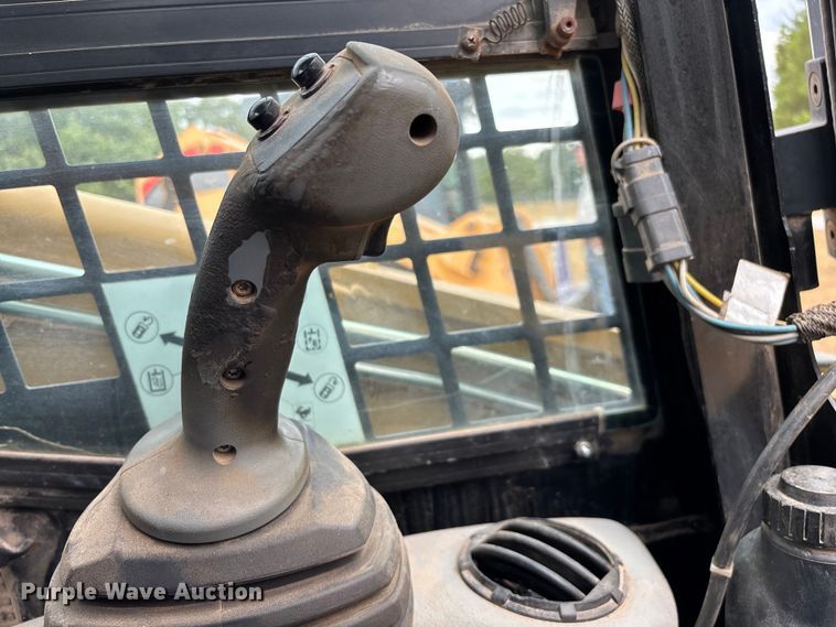 image for item EN5562 2005 Caterpillar 287B tracked skid steer loader