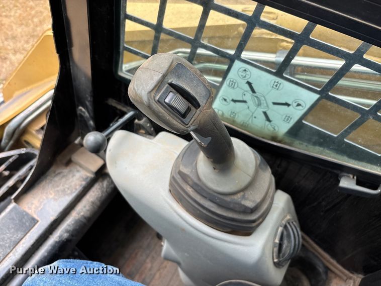 image for item EN5562 2005 Caterpillar 287B tracked skid steer loader