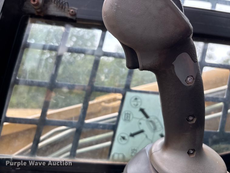 image for item EN5562 2005 Caterpillar 287B tracked skid steer loader