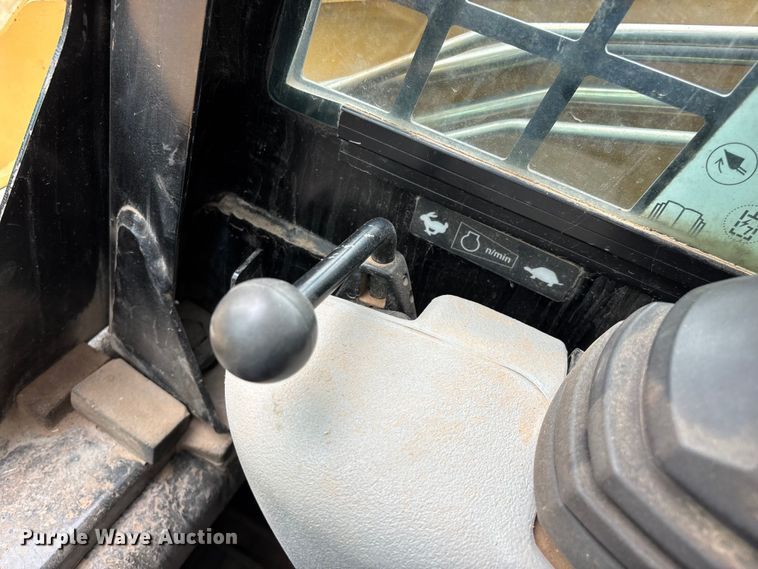 image for item EN5562 2005 Caterpillar 287B tracked skid steer loader