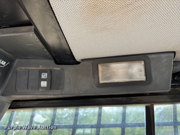 image for item EN5562 2005 Caterpillar 287B tracked skid steer loader