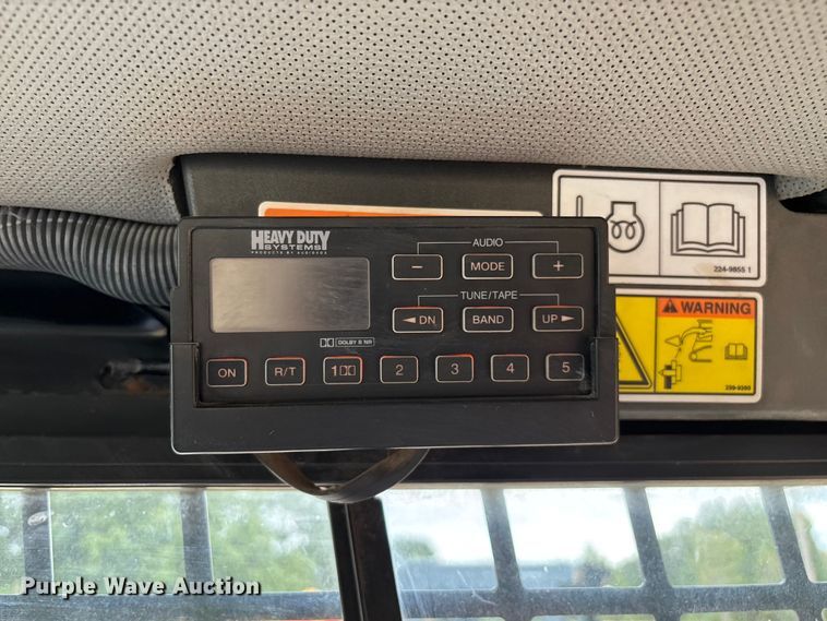 image for item EN5562 2005 Caterpillar 287B tracked skid steer loader