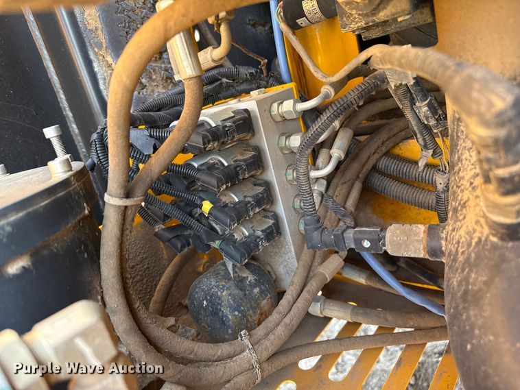 image for item EP0533 JCB JS220LC excavator