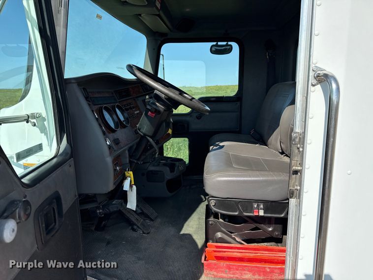 image for item EP0534 2003 Kenworth T300 digger derrick truck