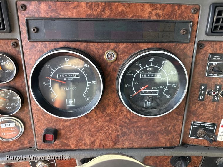 image for item EP0534 2003 Kenworth T300 digger derrick truck