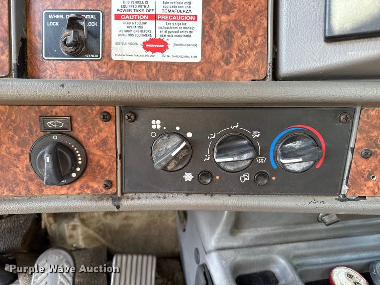 image for item EP0534 2003 Kenworth T300 digger derrick truck