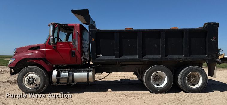 image for item EP0544 2004 International 7400 dump truck