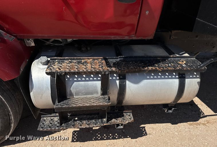 image for item EP0544 2004 International 7400 dump truck