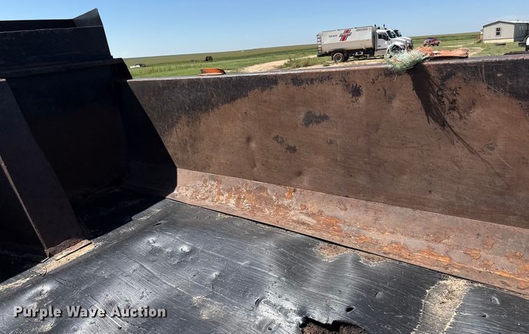 image for item EP0544 2004 International 7400 dump truck