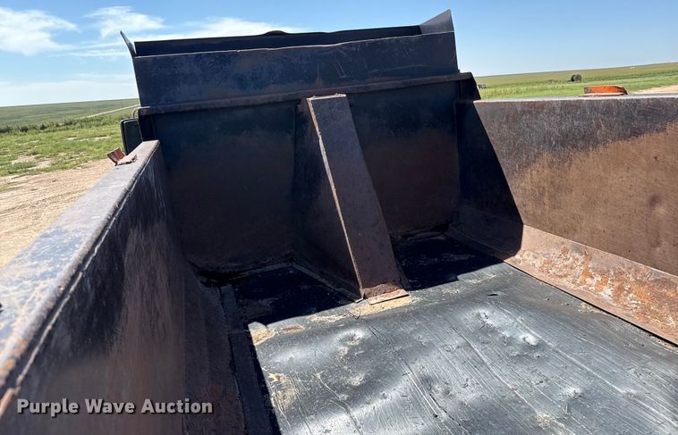 image for item EP0544 2004 International 7400 dump truck