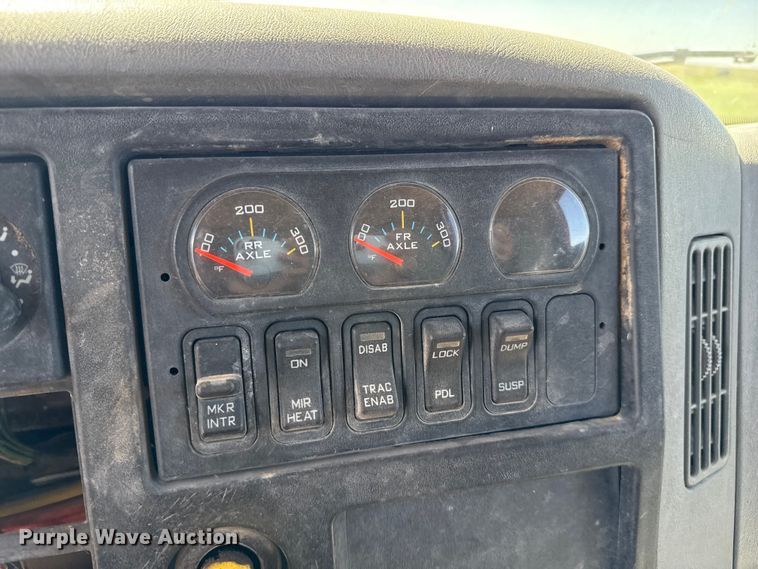 image for item EP0544 2004 International 7400 dump truck