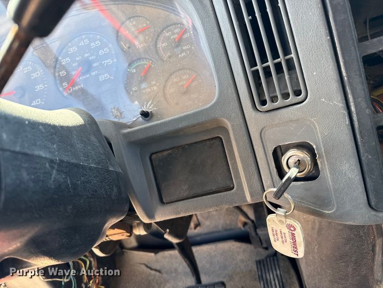 image for item EP0544 2004 International 7400 dump truck