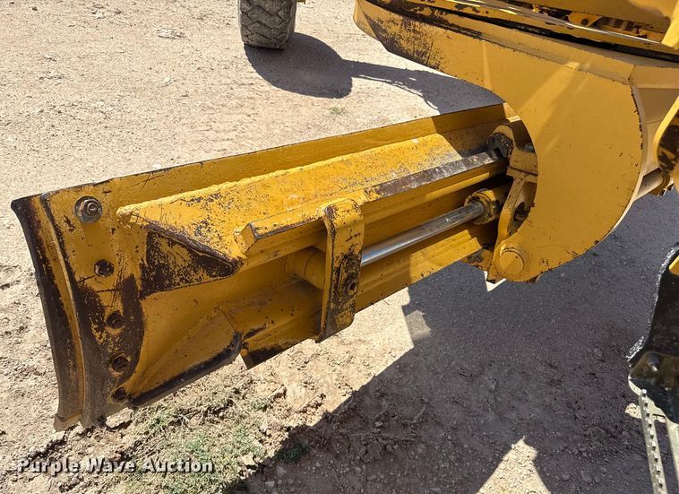 image for item EP0552 1999 John Deere 772CH motor grader