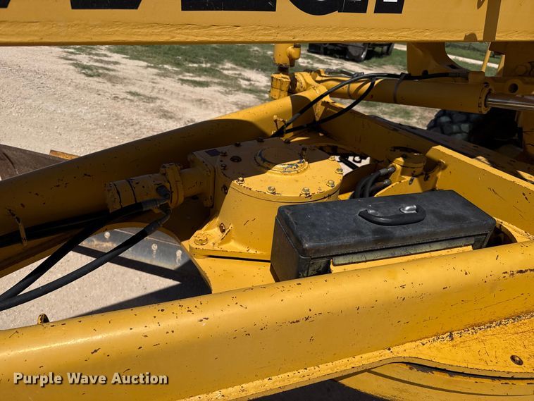 image for item EP0552 1999 John Deere 772CH motor grader