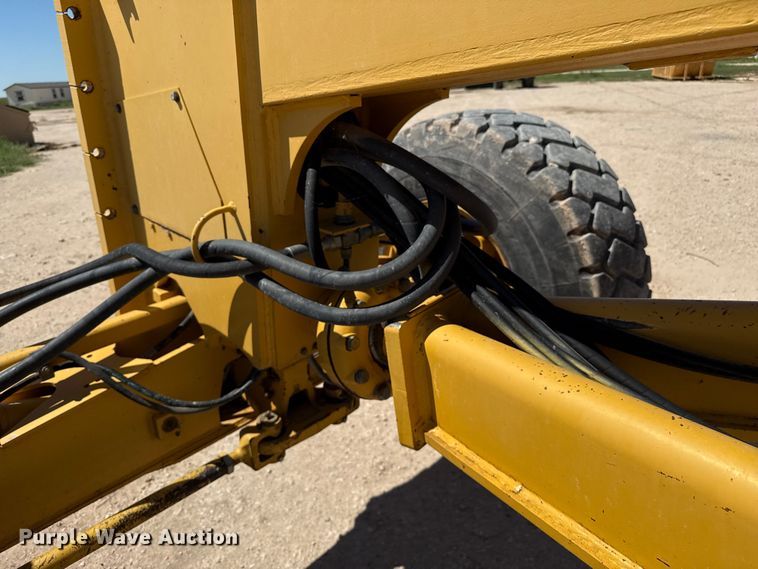 image for item EP0552 1999 John Deere 772CH motor grader