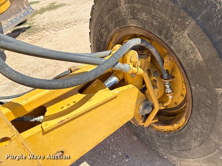 image for item EP0552 1999 John Deere 772CH motor grader