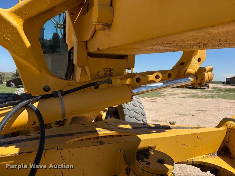 image for item EP0552 1999 John Deere 772CH motor grader