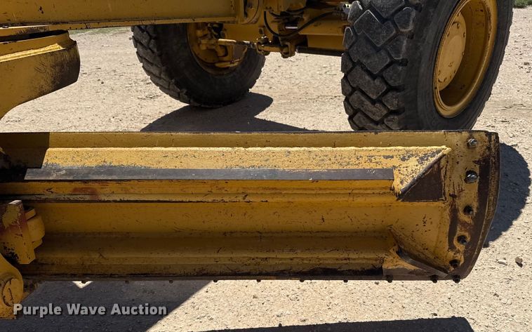 image for item EP0552 1999 John Deere 772CH motor grader