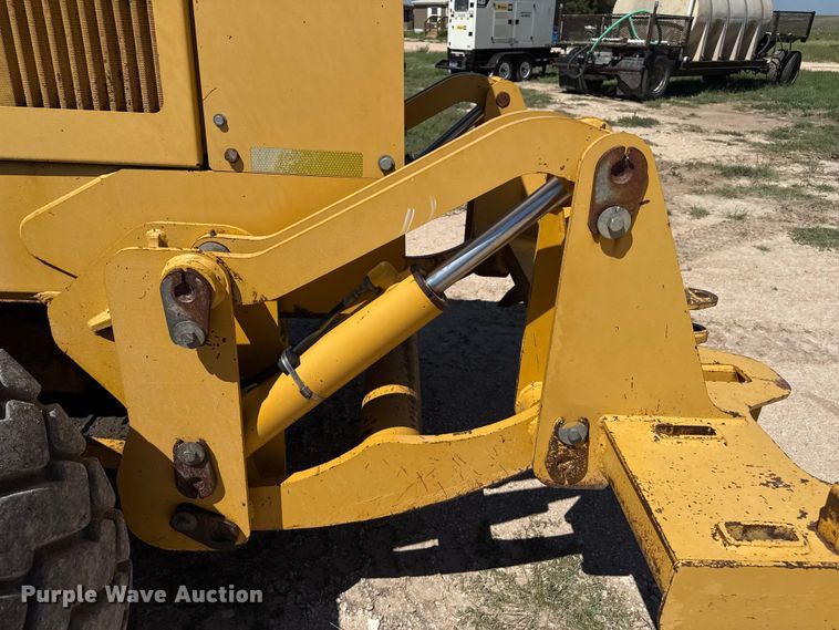 image for item EP0552 1999 John Deere 772CH motor grader