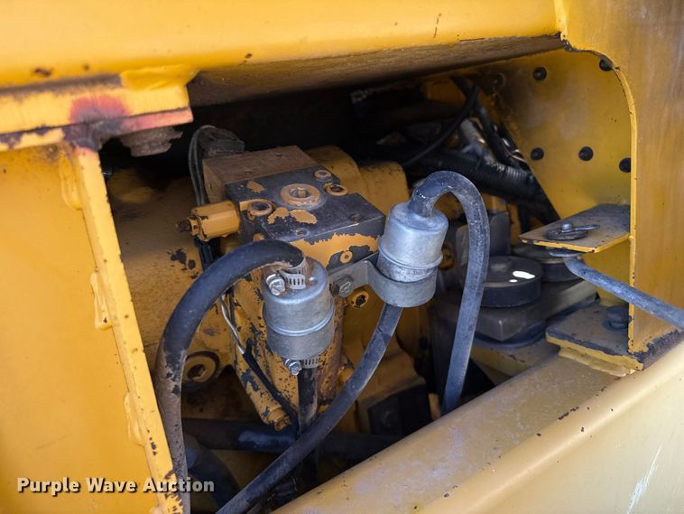 image for item EP0552 1999 John Deere 772CH motor grader