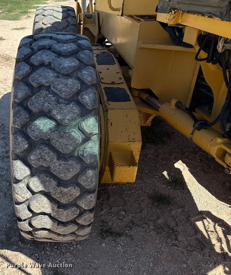 image for item EP0552 1999 John Deere 772CH motor grader