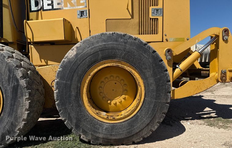 image for item EP0552 1999 John Deere 772CH motor grader