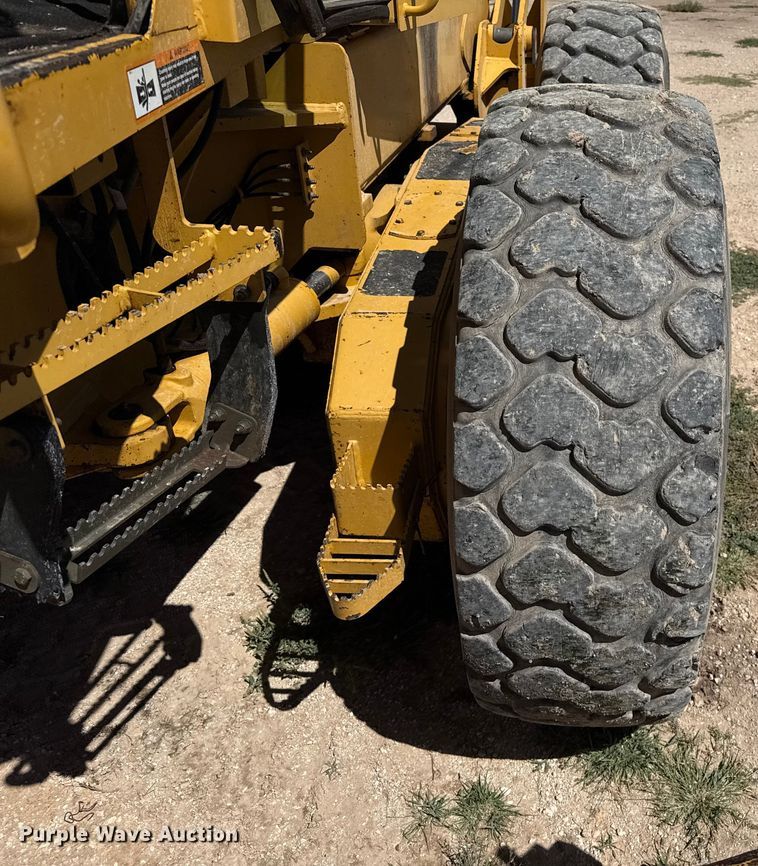 image for item EP0552 1999 John Deere 772CH motor grader