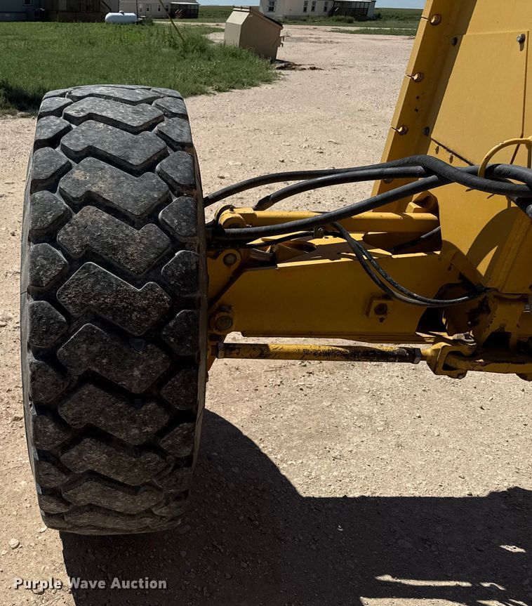 image for item EP0552 1999 John Deere 772CH motor grader