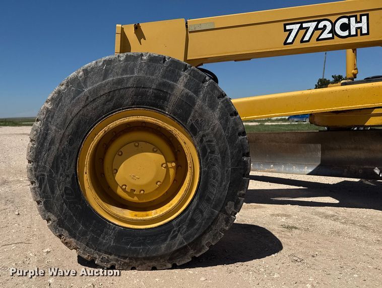 image for item EP0552 1999 John Deere 772CH motor grader