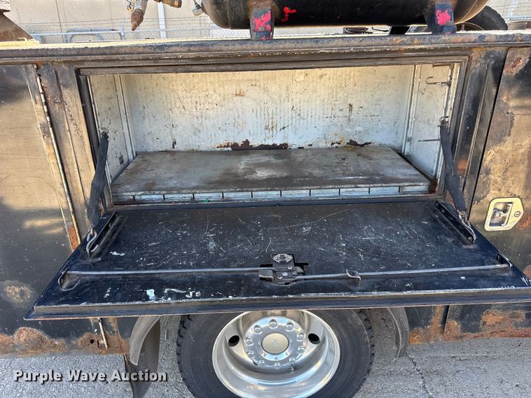 image for item ER0021 2005 Ford F550 utility / service truck