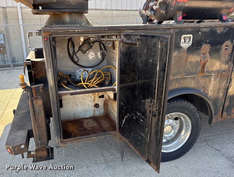 image for item ER0021 2005 Ford F550 utility / service truck