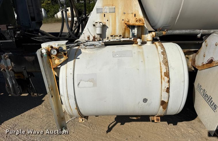 image for item ER0056 2011 Peterbilt 365 ready mix truck