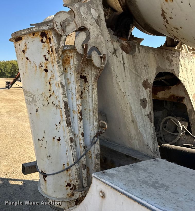 image for item ER0056 2011 Peterbilt 365 ready mix truck