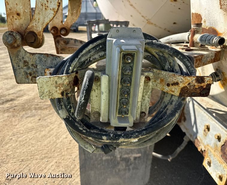 image for item ER0056 2011 Peterbilt 365 ready mix truck