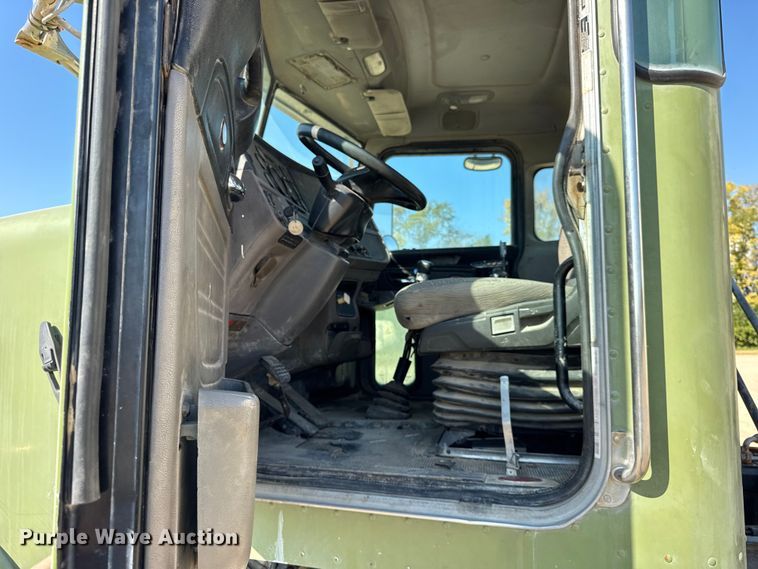 image for item ER0056 2011 Peterbilt 365 ready mix truck