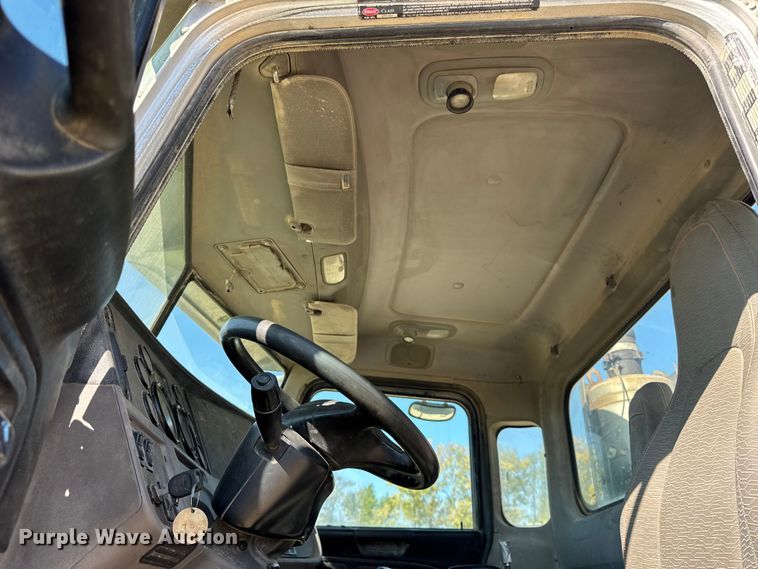 image for item ER0056 2011 Peterbilt 365 ready mix truck