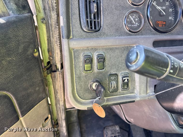 image for item ER0056 2011 Peterbilt 365 ready mix truck