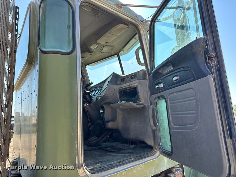 image for item ER0056 2011 Peterbilt 365 ready mix truck