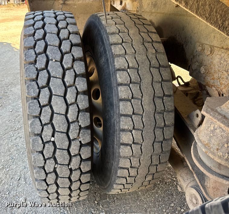 image for item ER0056 2011 Peterbilt 365 ready mix truck